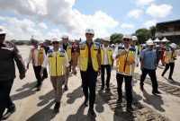 AHY bersama masyarakat, Gubernur Bali, dan perwakilan lembaga pembangunan Jerman GIZ, turun langsung menanam mangrove dan memungut sampah di tepi pantai. (dok. rentak.id)