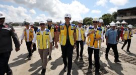 AHY bersama masyarakat, Gubernur Bali, dan perwakilan lembaga pembangunan Jerman GIZ, turun langsung menanam mangrove dan memungut sampah di tepi pantai. (dok. rentak.id)