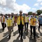AHY bersama masyarakat, Gubernur Bali, dan perwakilan lembaga pembangunan Jerman GIZ, turun langsung menanam mangrove dan memungut sampah di tepi pantai. (dok. rentak.id)