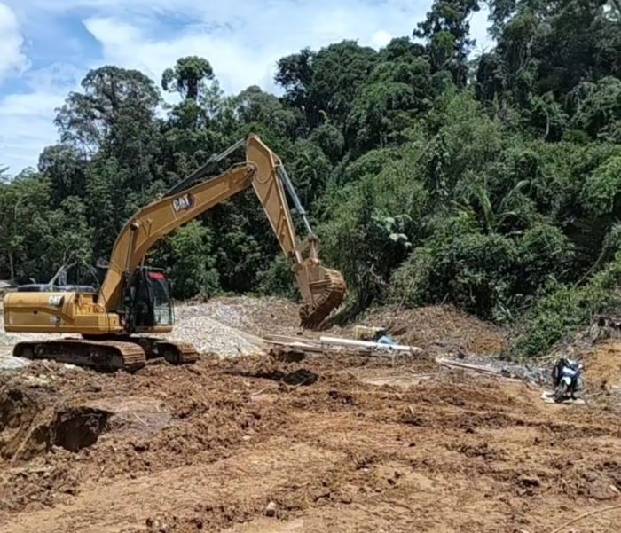 Alat Berat sudah Mulai Beroperasi Di Hutan Adat Komunitas Masukih, Kabupaten Gunung Mas, Kalimantan Tengah. Sumber foto. Masyarakat Adat Masukih