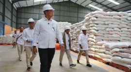 Direktur Bulog Ahmad Rizal Ramdhani saat dak beras di Gudang Bulog. (dok. bulog)