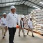 Direktur Bulog Ahmad Rizal Ramdhani saat dak beras di Gudang Bulog. (dok. bulog)