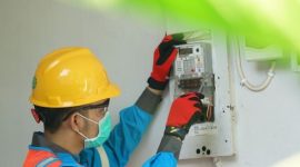 Ilustrasi petugas PLN tengah melakukan proses penambahan daya listrik di rumah pelanggan. (dok. rentak.id)