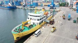 Kapal perintis saat nyandar di pelabuhan. (dok. rentak.id)