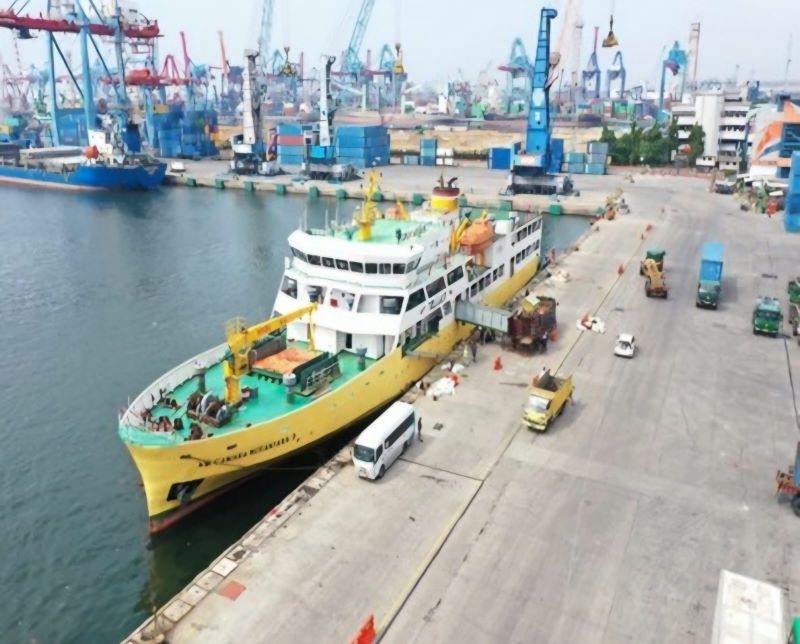 Kapal perintis saat nyandar di pelabuhan. (dok. rentak.id)