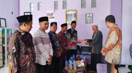 Kemenag Kab Lumajang mendatangi langsung lokasi pesantren untuk meninjau kondisi pascakejadian sekaligus menyerahkan bantuan. foto. atz