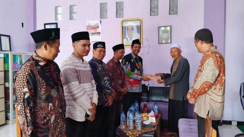 Kemenag Kab Lumajang mendatangi langsung lokasi pesantren untuk meninjau kondisi pascakejadian sekaligus menyerahkan bantuan. foto. atz