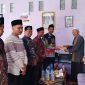Kemenag Kab Lumajang mendatangi langsung lokasi pesantren untuk meninjau kondisi pascakejadian sekaligus menyerahkan bantuan. foto. atz