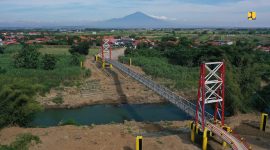 Kementerian PUterus membangun infrastruktur kerakyatan berupa jembatan gantung. (dok. pu)