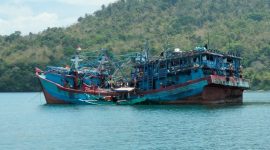Lanal Banyuwangi melalui Pos TNI AL (Posal) Muncar evakuasi korban kebakaran kapal KM Anugrah Indah-18 di Pelabuhan Muncar. (dok. dispenal)