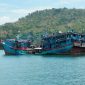 Lanal Banyuwangi melalui Pos TNI AL (Posal) Muncar evakuasi korban kebakaran kapal KM Anugrah Indah-18 di Pelabuhan Muncar. (dok. dispenal)
