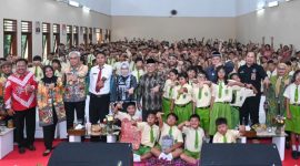 Menteri Abdul Mu'ti bersilaturahmi dengan siswa dan guru di SDK Sang Timur, SMPK Widyatama, dan SMAK Yos Sudarso. Dok. Kemendikdasmen
