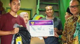 Penyerahkan KIP Kuliah secara simbolik di Banjarmasin. (dok. rentak.id)