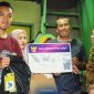 Penyerahkan KIP Kuliah secara simbolik di Banjarmasin. (dok. rentak.id)