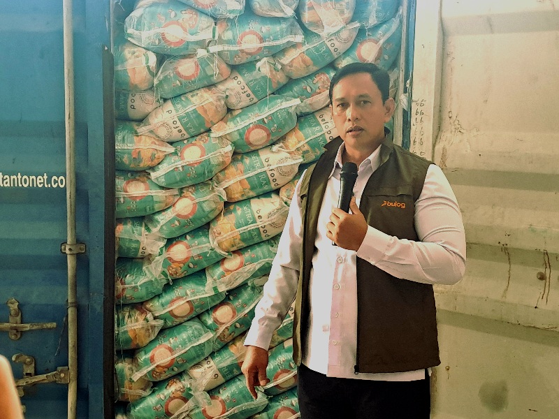 Direktur Utama Perum Bulog Ahmad Rizal Ramdhani dalam pelepasan 48 ton beras premium yang akan dikirim ke Kota Batam dan Kabupaten Karimun Provinsi Kepulauan Riau, di Jakarta, Kamis (27/11/2025). -(lazir -rentak.id)