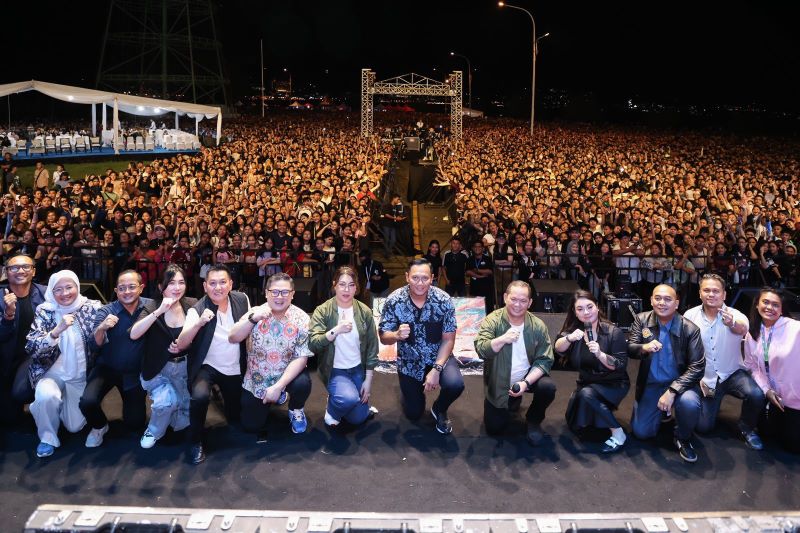 AHY dalam Pesta Rakyat 2 di kawasan Pohon Kasih Megamas, Manado. (dok. rentak.id)
