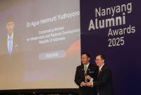 AHY saat menerima Nanyang Distinguished Alumni Award 2025. (dok. rentak.id)