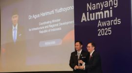 AHY saat menerima Nanyang Distinguished Alumni Award 2025. (dok. rentak.id)