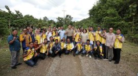 AHY saat meninjau langsung pembangunan jalan di Flores (dok. rentak.i)