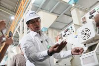 Direktur Utama Perum BULOG, Ahmad Rizal Ramdhani sedang mengecekkualitas beras. (dok. rentak.id)