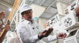 Direktur Utama Perum BULOG, Ahmad Rizal Ramdhani sedang mengecekkualitas beras. (dok. rentak.id)