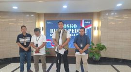 Direktur Utama Perum Bulog, Ahmad Rizal Ramdhani saat beberkan bantuan pemerintah untuk Sumbar, Sumut dan Aceh. (foto. lazir)