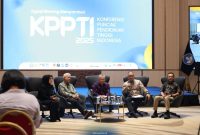Dirjen Dikti Khairul Munadi saat beberkan bahwa tema besar KPPTI. (dok. kemendiktisaintek)