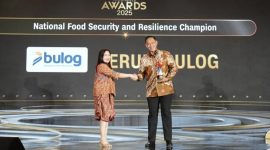 Dirut Perum BULOG Ahmad Rizal Ramdhani meraih ajang CNN Indonesia Awards 2025. (dok.rentak.id)