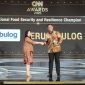 Dirut Perum BULOG Ahmad Rizal Ramdhani meraih ajang CNN Indonesia Awards 2025. (dok.rentak.id)