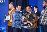 Kepala Biro Komunikasi dan Hubungan Masyarakat Kemendikdasmen, Anang Ristanto, saat terima penganugerahan AMH 2025. (dok. kemendikdasmen)