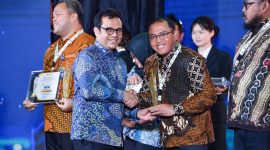 Kepala Biro Komunikasi dan Hubungan Masyarakat Kemendikdasmen, Anang Ristanto, saat terima penganugerahan AMH 2025. (dok. kemendikdasmen)