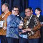 Kepala Biro Komunikasi dan Hubungan Masyarakat Kemendikdasmen, Anang Ristanto, saat terima penganugerahan AMH 2025. (dok. kemendikdasmen)