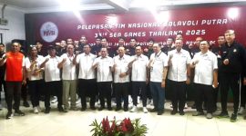 Ketua Umum PB PBBS, Irjen Polisi (Purn) Imam Sudjarwo lepasbola voli putra Indonesia yang akan bertanding pada SEA Games Thailand. (foto. guntar)
