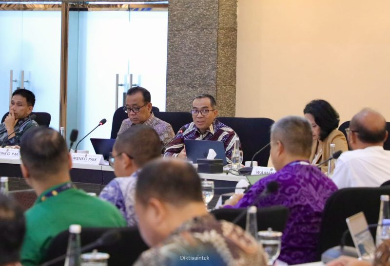 Mendiktisaintek Brian Yuliarto  dalam Rapat Tingkat Menteri Revitalisasi Pendidikan dan Pelatihan Vokasi. (dok. rentak.id)