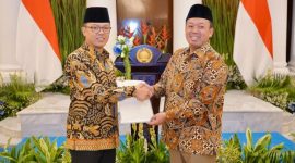 Menteri ATR/BPN Nusron Wahid menyerahkan secara langsung Sertipikat Hak Pakai atas aset milik negara kepada Menteri Luar Negeri Sugiono, (dok. rentak.id)