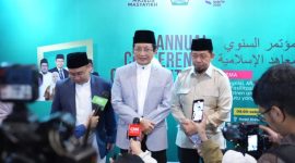 Menteri Agama Nasaruddin Umar (tengah) seusai memberikan sambutan dalam Annual Conference on Pesantren Education yang diselenggarakan oleh Majelis Masyayikh