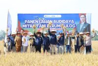 Panen padi varietas Inpari 32 di Karawang. (dok. bulog)