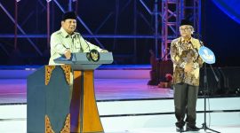 Presiden Prabowo dan Mendikdasmen dalam pucak Hari Guru Nasional 2025. (Dok. Kemendikdasmen)