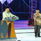 Presiden Prabowo dan Mendikdasmen dalam pucak Hari Guru Nasional 2025. (Dok. Kemendikdasmen)