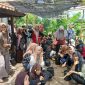 Santriwati Ponpes Darul Atqia Lombok melakukan penanaman ratusan bibit cabai di lahan sekitar pondok. Foto. m safaari