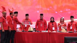 Hasto Kristiyanto bersama pengurus PDI Perjuangan (foto. rentak.id)