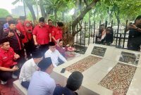 Sekretaaris Jenderal DPP PDI Perjuangan (PDIP) Hasto Kristiyanto berziarah ke makam Bung Tomo di TPU Ngagel, Wonokromo, Surabaya. (foto. pdip)