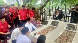 Sekretaaris Jenderal DPP PDI Perjuangan (PDIP) Hasto Kristiyanto berziarah ke makam Bung Tomo di TPU Ngagel, Wonokromo, Surabaya. (foto. pdip)