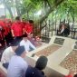 Sekretaaris Jenderal DPP PDI Perjuangan (PDIP) Hasto Kristiyanto berziarah ke makam Bung Tomo di TPU Ngagel, Wonokromo, Surabaya. (foto. pdip)