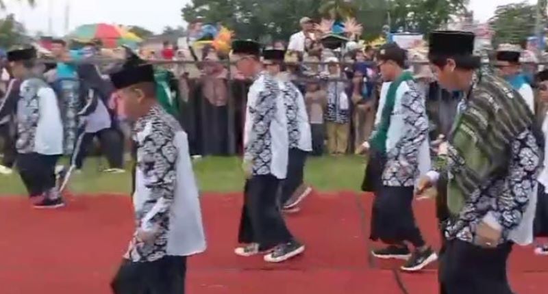 Tari Jafin dibawakan santri Pondok Pesantren Khomsani Nur Klanting . (foto. atz)