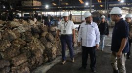 Wamenaker Afriansyah Noor saat meninjau PT Hok Tong Jambi (dok. kemnaker)