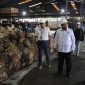 Wamenaker Afriansyah Noor saat meninjau PT Hok Tong Jambi (dok. kemnaker)