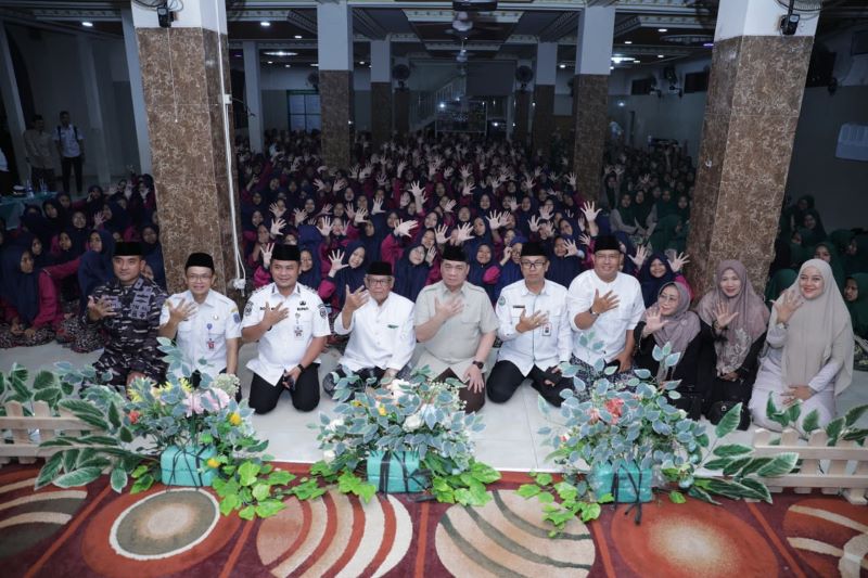 Wamendes Ariza dalam acara Hari Santri 2025 Santri untuk Negeri. (foto. kemendes)