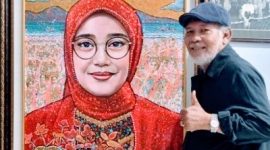 Pelukis Mohammed Harahap di samping karyanya yang ditawarkan Rp 1 Trilyun dalam pameran seni lukis dan seni rupa di Gedung Juang 45 Banyuwangi (Istimewa)