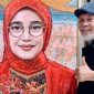 Pelukis Mohammed Harahap di samping karyanya yang ditawarkan Rp 1 Trilyun dalam pameran seni lukis dan seni rupa di Gedung Juang 45 Banyuwangi (Istimewa)